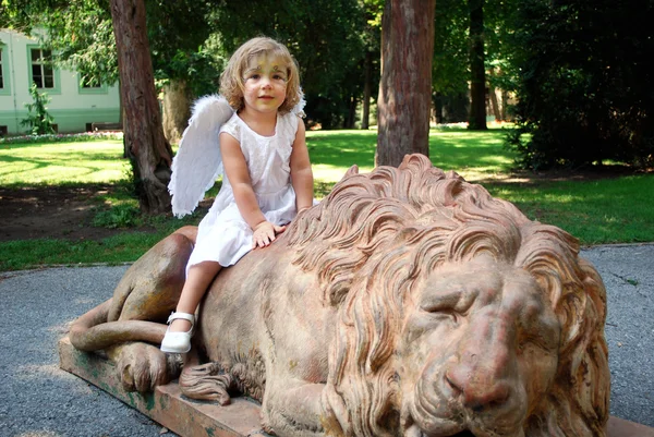 Anjo e leão — Fotografia de Stock