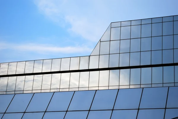 Edificio con parete di vetro — Foto Stock