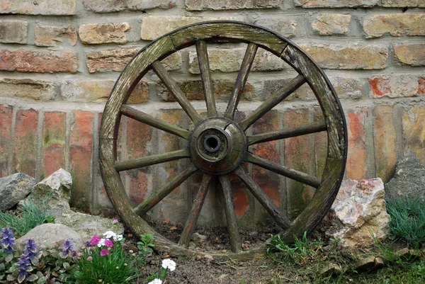 Old coach wheel — Stock Photo, Image