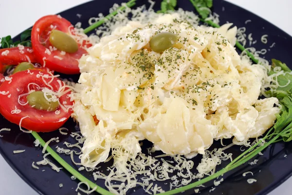 Makaróni sajttal paradicsommal és olívabogyóval — Stock Fotó