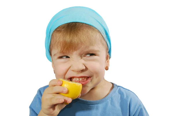 Pequeña niña sabor limón —  Fotos de Stock
