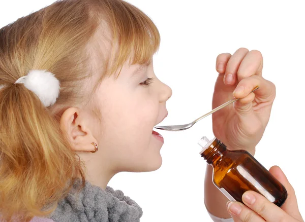Malá dívka vzít lék — Stock fotografie