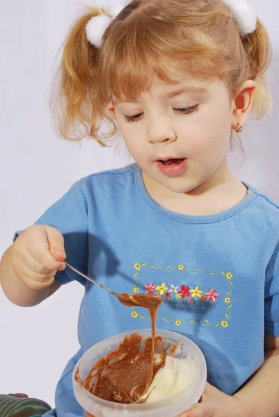Kleines Mädchen mit Schokoladencreme — Stockfoto