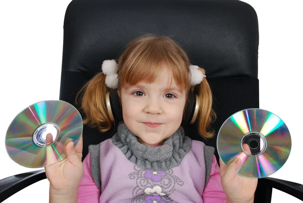 Маленькая девочка с наушниками и CD — стоковое фото