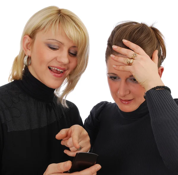 Две девушки смотрят на послание от — стоковое фото