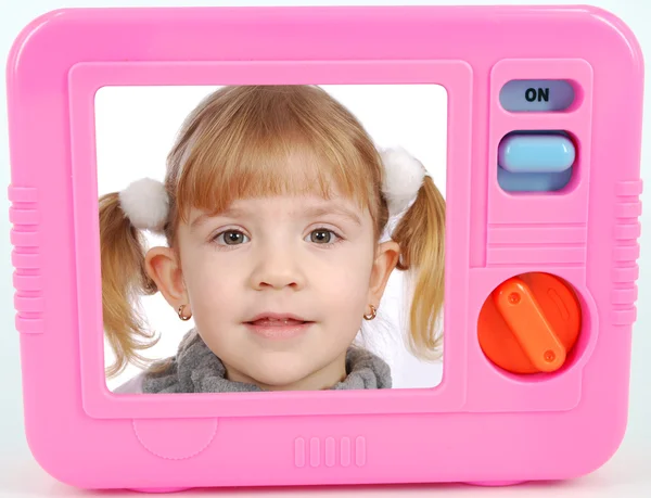 TV ekranında küçük kız oyuncakla — Stok fotoğraf