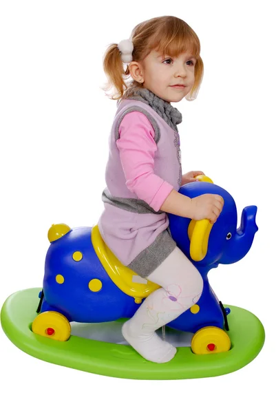 Weinig meisje paardrijden olifant speelgoed — Stockfoto