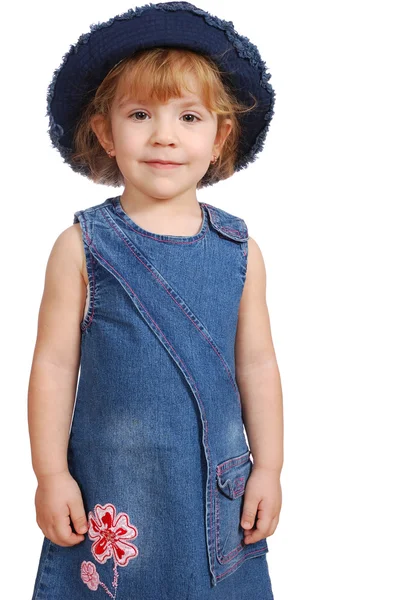 Mavi jeans şapka ve dres küçük kız — Stok fotoğraf