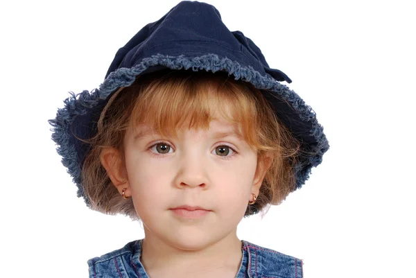 Маленькая девочка в джинсовой шляпе портрет — стоковое фото