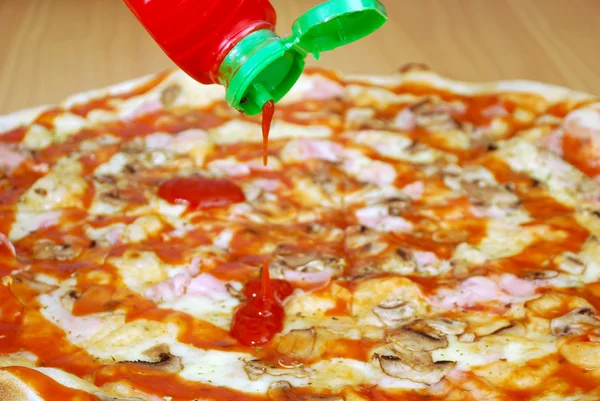 Pizza und Ketchup — Stockfoto