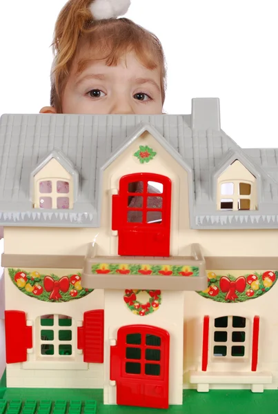 玩具房子后面凸出的小女孩 — 图库照片