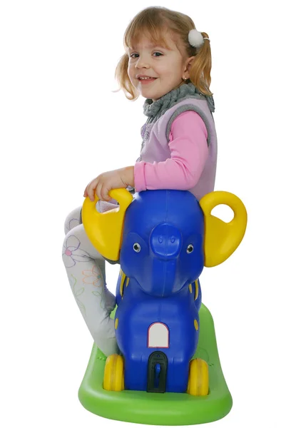 Маленькая девочка со слоновой игрушкой — стоковое фото