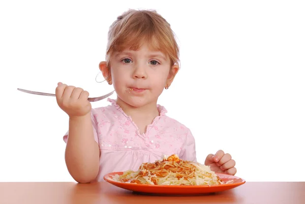 Liten flicka äter spaghetti — Stockfoto