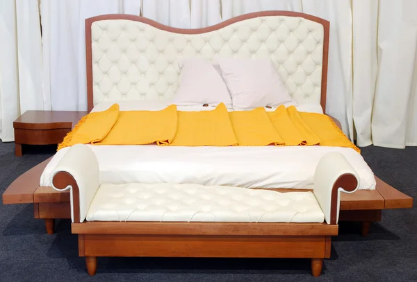 Люксовая кровать — стоковое фото