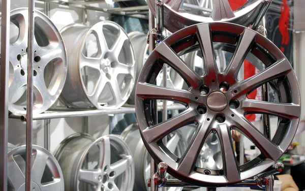차 알루미늄 바퀴 변죽 — 스톡 사진
