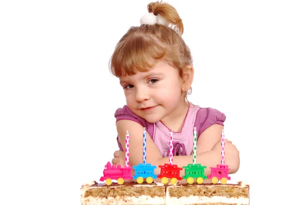 생일 케이크를 들고 있는 어린 소녀 — 스톡 사진