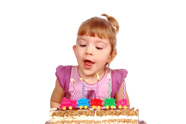 Niña con velas de cumpleaños y ca — Foto de Stock