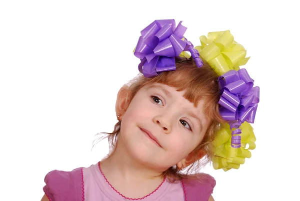 Маленькая девочка с красочными лентами в Хай — стоковое фото