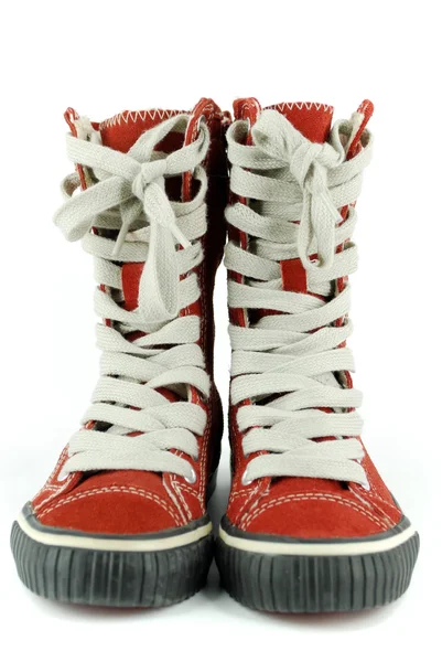Röda höga sneakers skor — Stockfoto