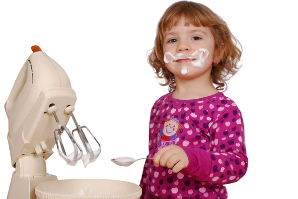 Маленькая девочка испекла крем для торта — стоковое фото