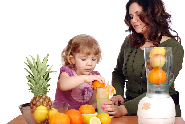 小小和成人女孩做果汁 — 图库照片