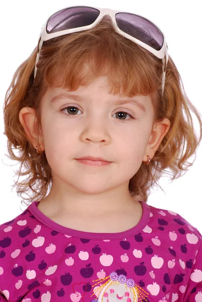 Маленька дівчинка з сонцезахисними окулярами на голові — стокове фото