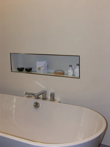 Kylpyhuone uudessa talossa — kuvapankkivalokuva