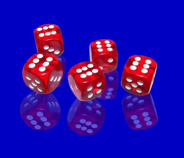 蓝色背景上的红色骰子 — 图库照片