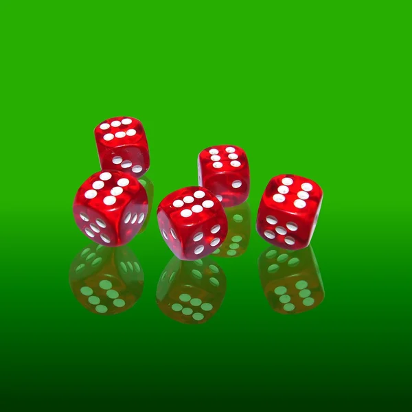绿色背景红色骰子 — 图库照片
