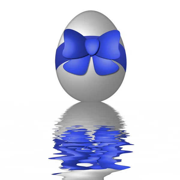 Пасхальное яйцо с голубой лентой — стоковое фото