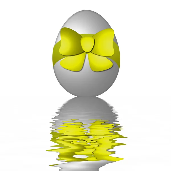 Пасхальное яйцо с желтой лентой — стоковое фото