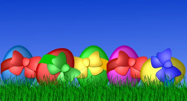 Színes húsvéti tojást fű, kék sky — Stock Fotó