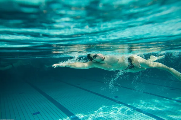 Schwimmen unter Wasser — Stockfoto