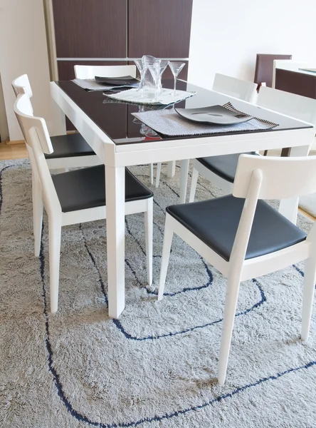 Modern bir dairede mutfak masası — Stok fotoğraf
