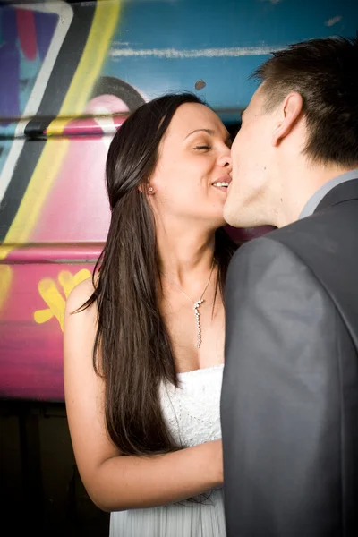Noiva beijando — Fotografia de Stock