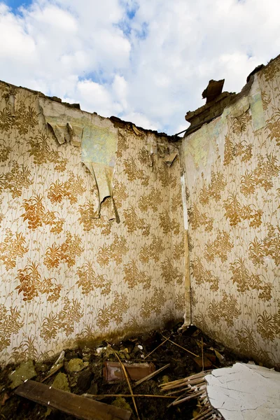 Ruined walls and wallpaper pattern — Stock Photo, Image