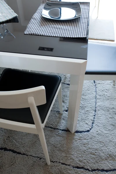 Modern bir dairede mutfak masası — Stok fotoğraf