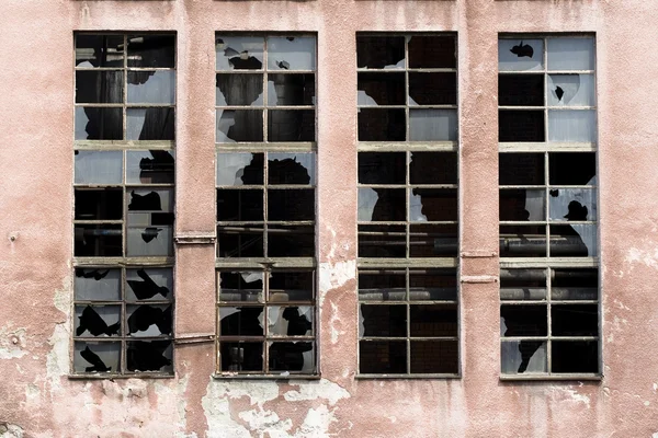 Разбитые окна на старом складе — стоковое фото