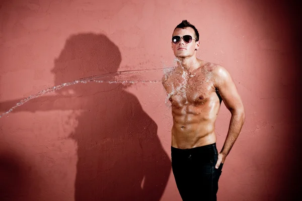 Sexy splash homem — Fotografia de Stock