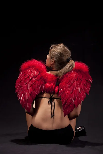 Mädchen mit rotem Engel — Stockfoto