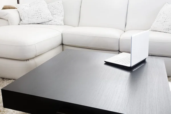 Moderne Möbel und Laptop — Stockfoto