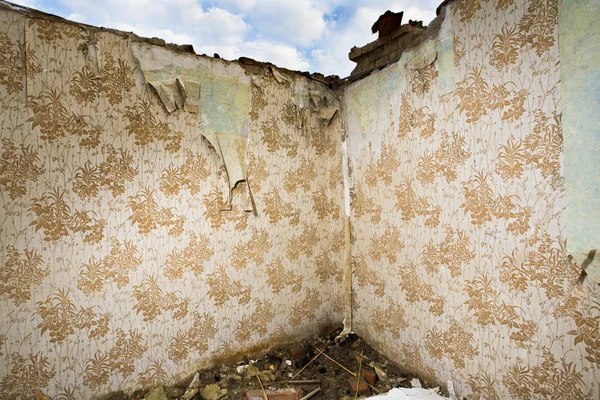 Разрушенные стены с ретро обоями — стоковое фото