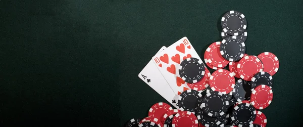 Kasinomarker och poker kort — Stockfoto