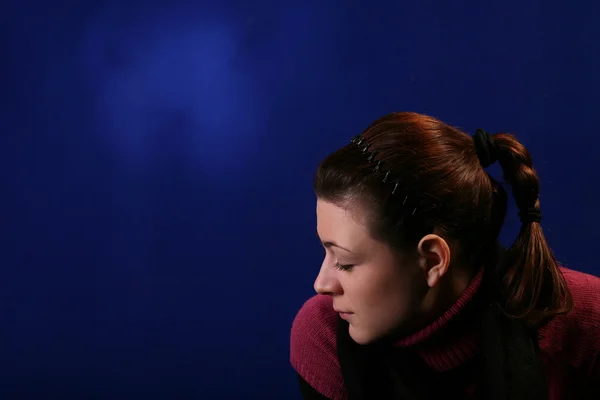 고립 된 젊은 여자 — 스톡 사진
