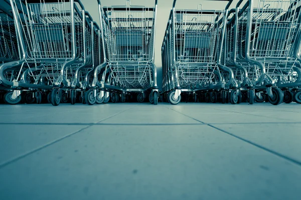 Zakupy wózki w supermarketach — Zdjęcie stockowe