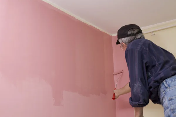 Человек, рисующий стену — стоковое фото