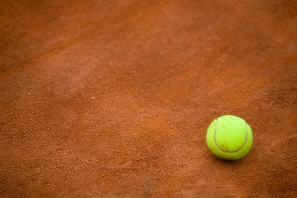 红土网球场和 tennisball — 图库照片