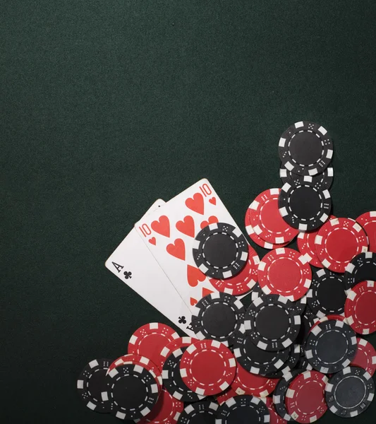 Cartões de poker e fichas de casino — Fotografia de Stock