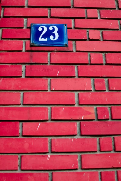 Numer na mur z cegły — Zdjęcie stockowe
