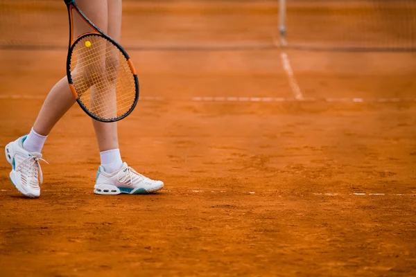 Gliny tenis sąd i gracz koncepcja — Zdjęcie stockowe